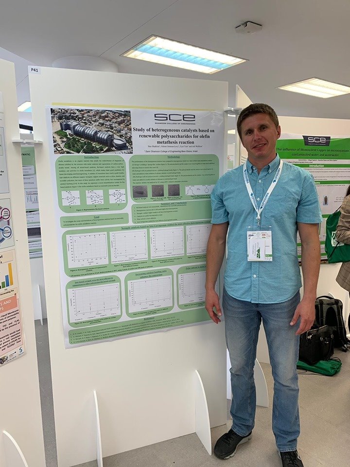 סטס ליד הפוסטר שהביא לו את הניצחון | צילום: סמי שמעון