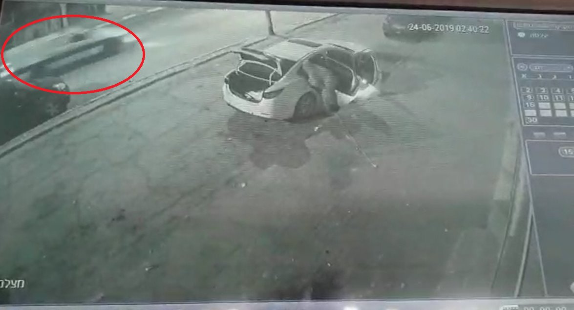 ניידר הסיור חולפת במקום, אך לא מבחינה במתרחש 