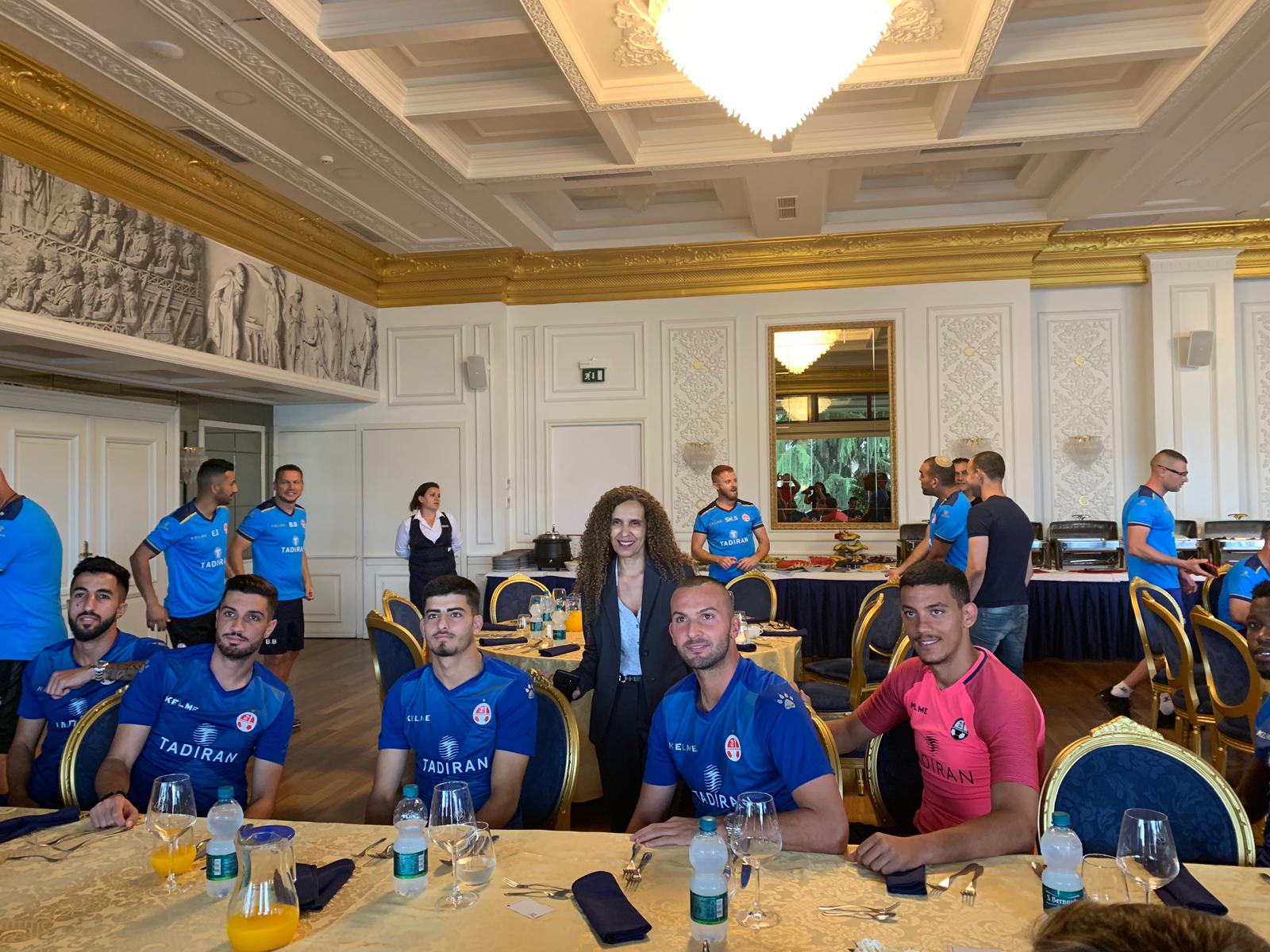 סגנית שגריר ישראל באלבניה, ליאורה פלג, מבקרת את אנשי המועדון (צילום: הפועל באר שבע)