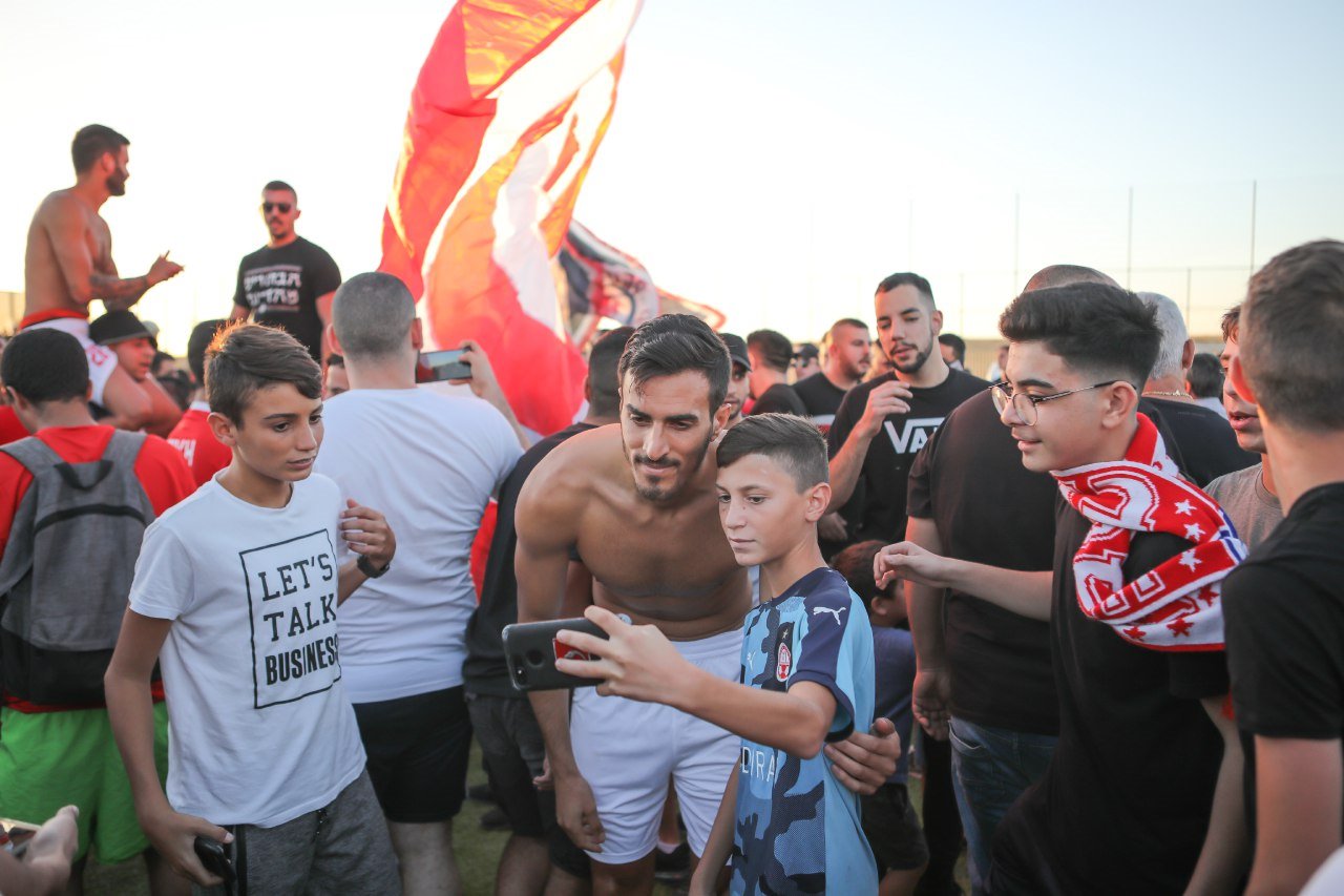 הסלפי האחרון? חאתם אלחמיד ואוהד צעיר. צילום: זאב דיקמן