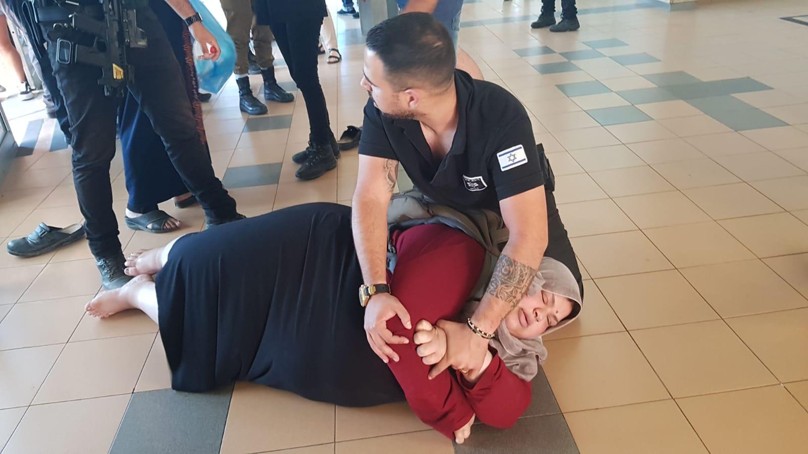 המאבטח הצליח להשתלט על הנוסעת האלימה | צילום: רכבת ישראל