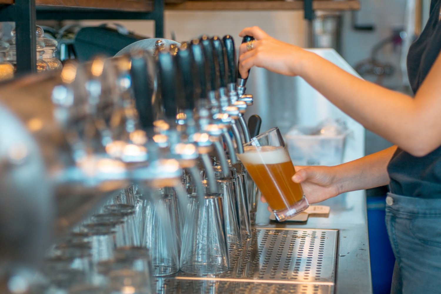 בירה טרייה ממיכל ענק היישר לברזים צילום: יחצ 