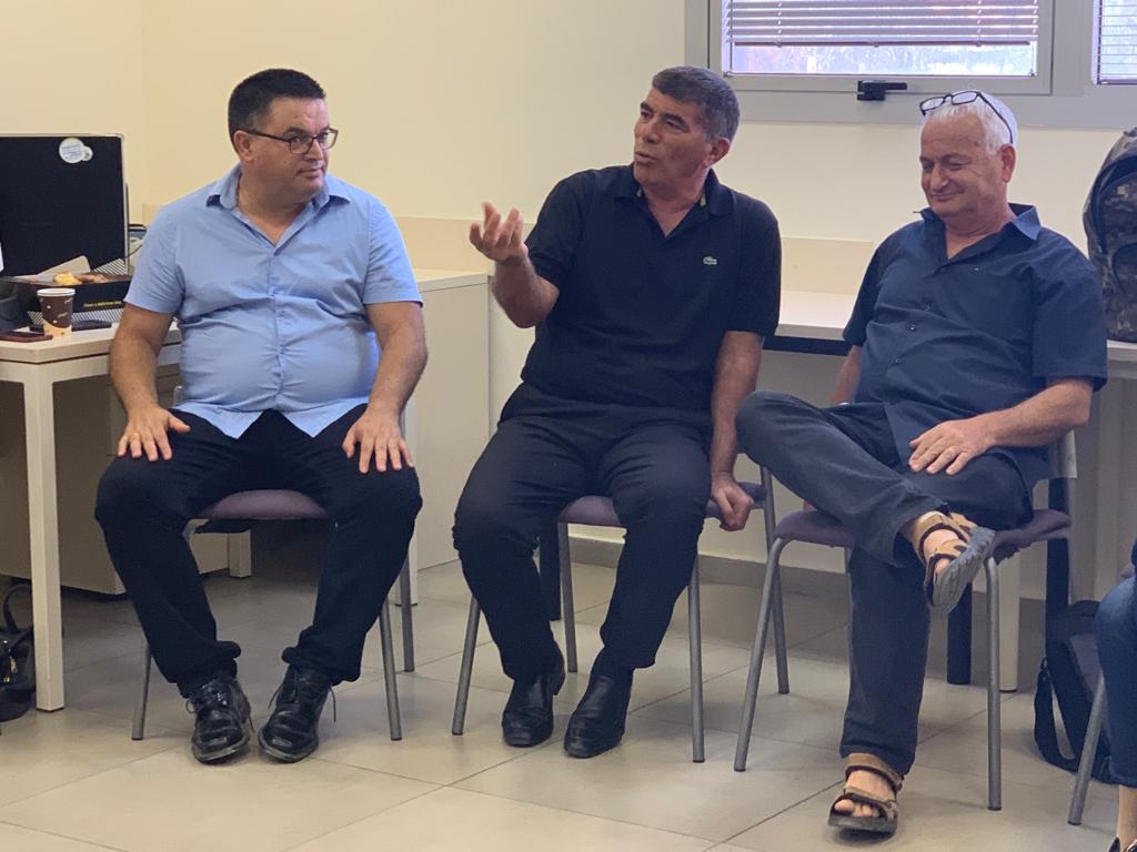 שוסטר, אשכנזי וביטון במהלך המפגש | צילום: באדיבות כחול לבן