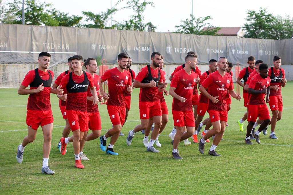 השחקנים באימון אתמול | צילום: זאב דיקמן