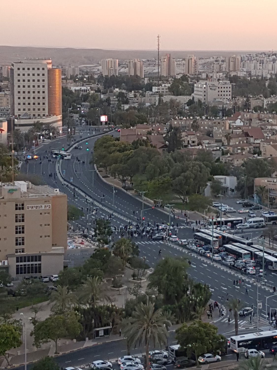 עומס תנועה גדול בשדרות רגר | צילום: מירן שפילברג