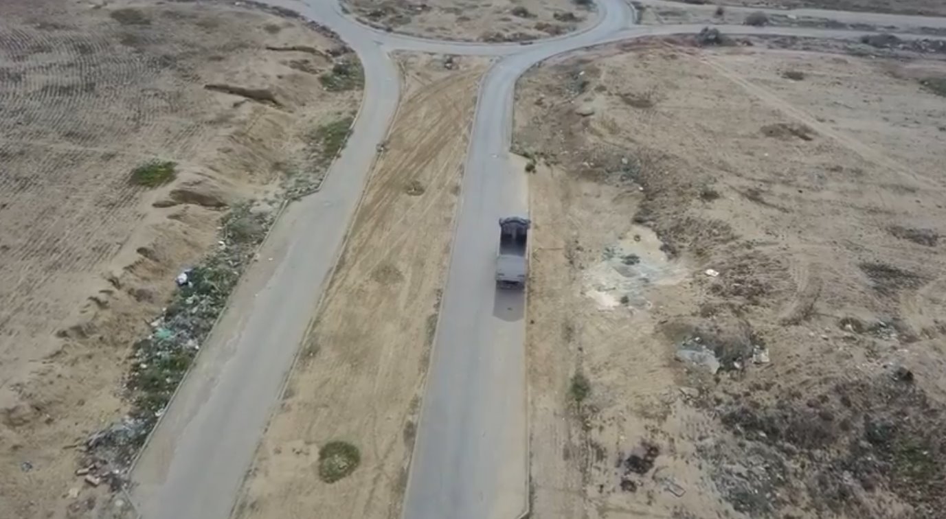 פסולת בנייה זרוקה בשטחים פתוחים בעיר 