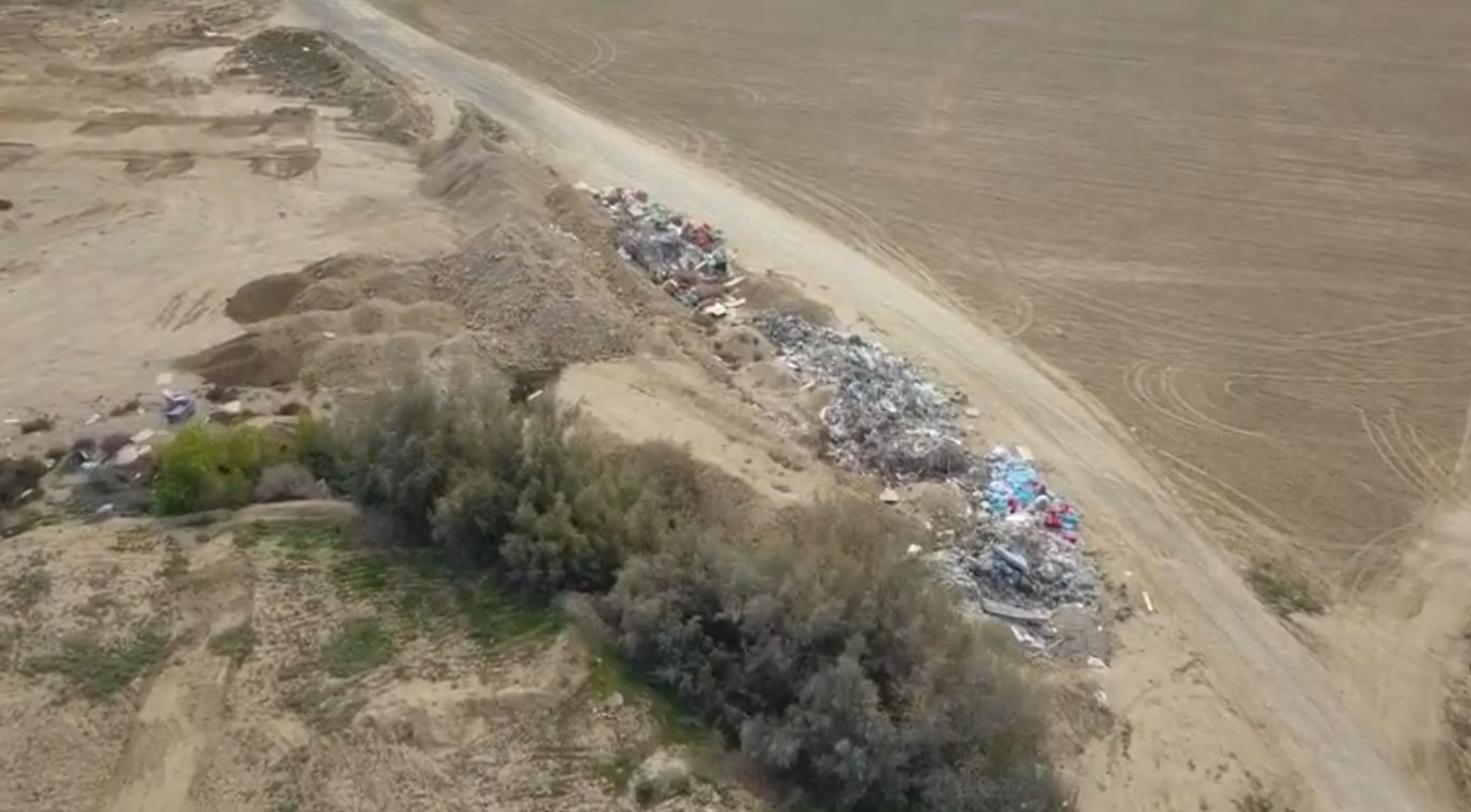 פסולת בנייה זרוקה בשטחים פתוחים בעיר 