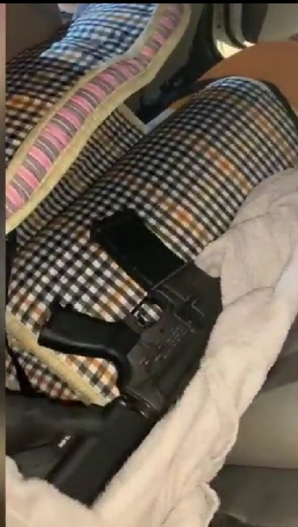 הרובה שהוחבא במזרון המגולגל | צילום: דוברות המשטרה