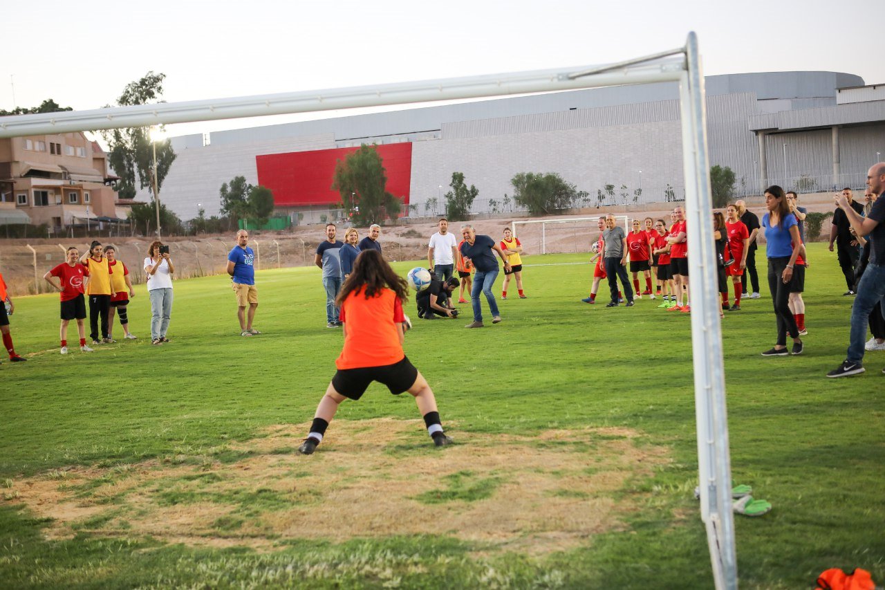 ח"כ מאיר כהן בועט ישר לידיים של טרוסקי (צילום: זאב דיקמן)