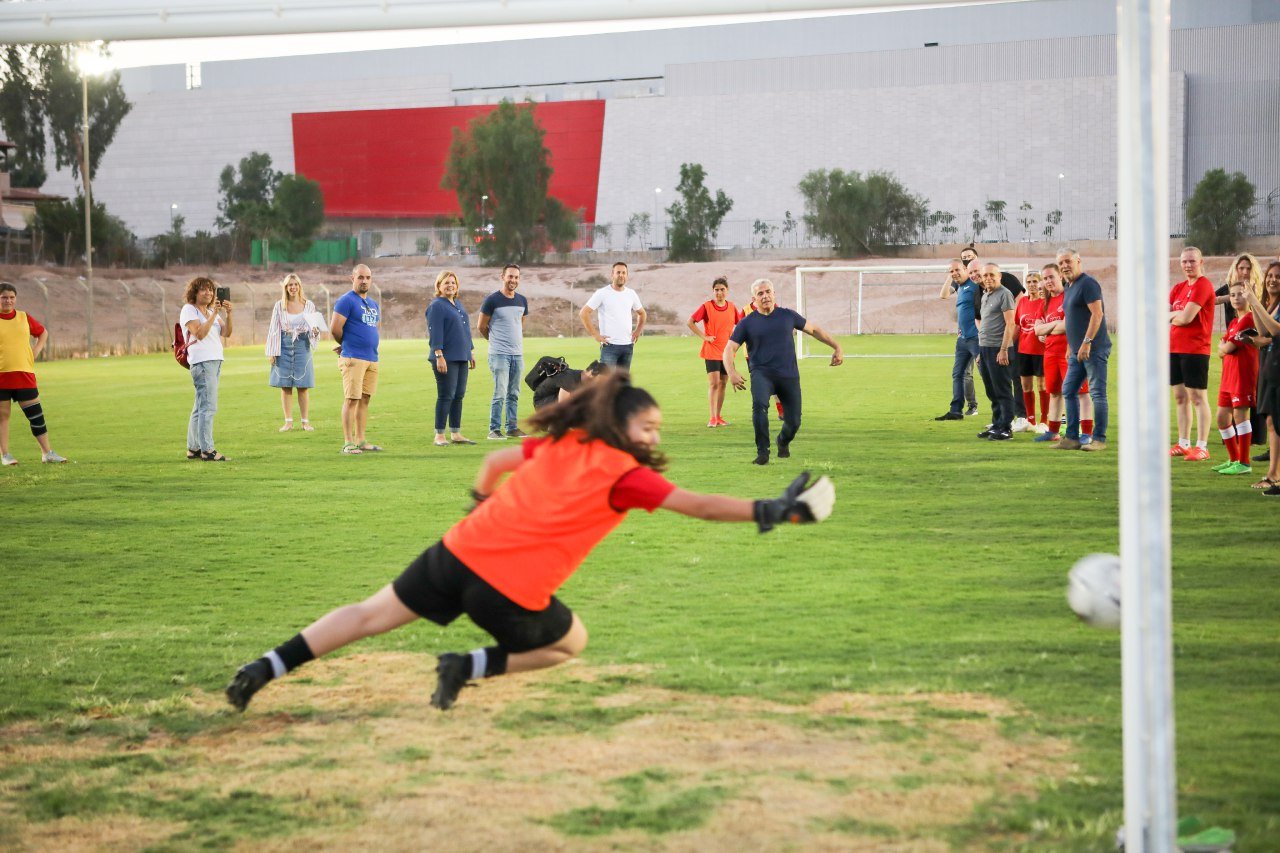 ח"כ לפיד היה קרוב אבל צריך יותר מזה כדי להכניע את השוערת הצעירה והמוכשרת (צילום: זאב דיקמן)