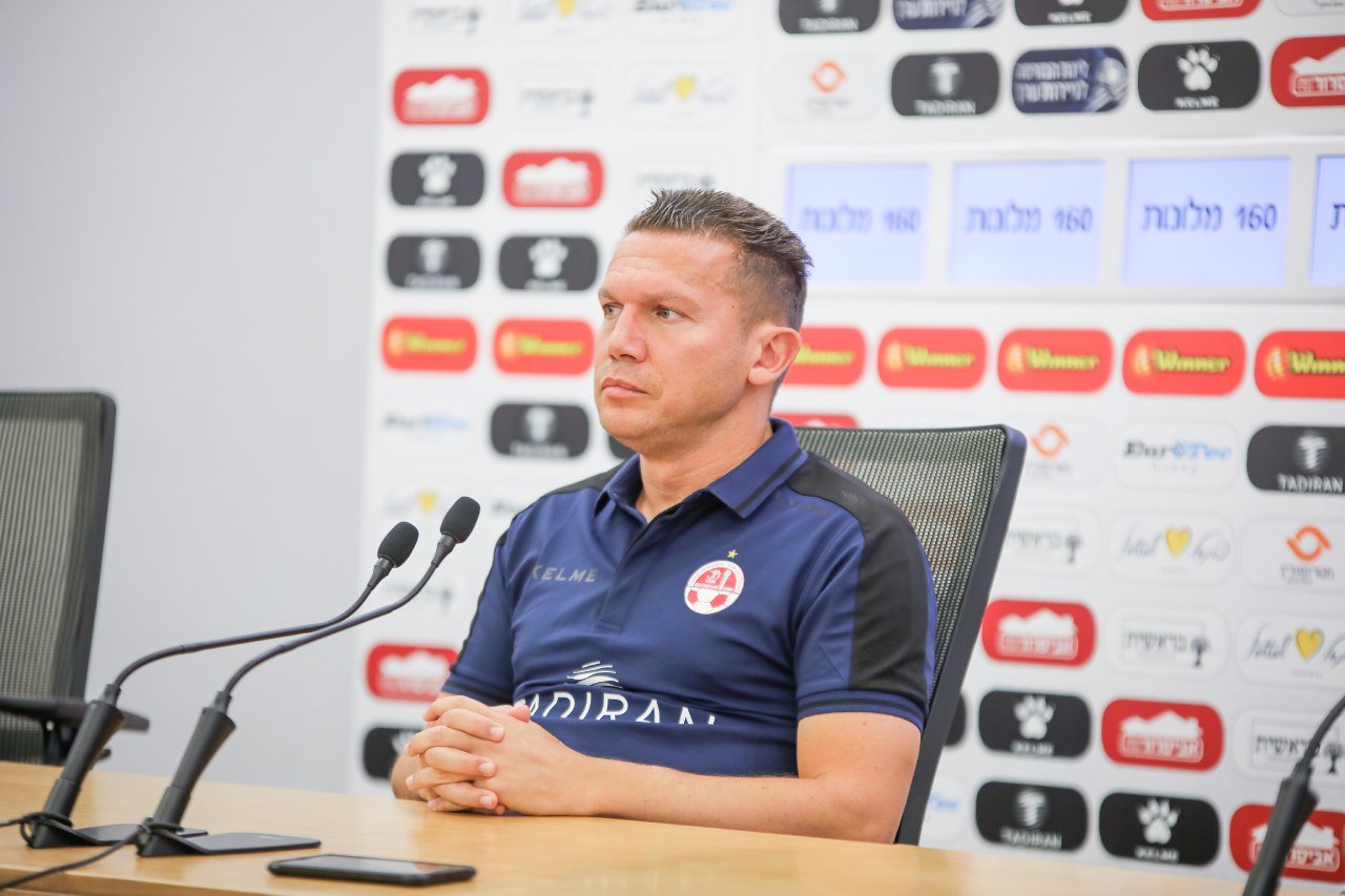 ברק בכר במהלך מסיבת העיתונאים. צילום: זאב דיקמן