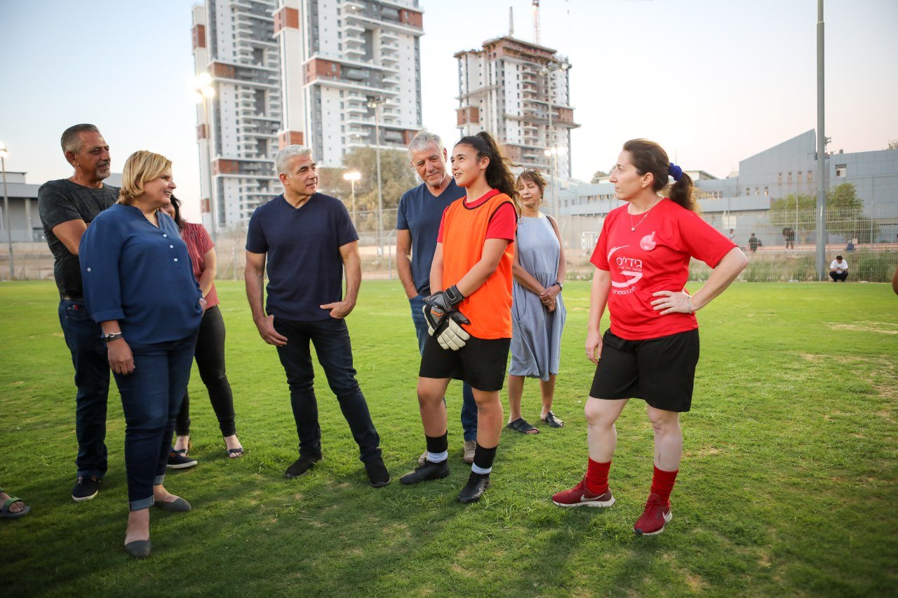 ירין טרוסקי (בגופייה הכתומה) עם חברי הכנסת (צילום: זאב דיקמן)