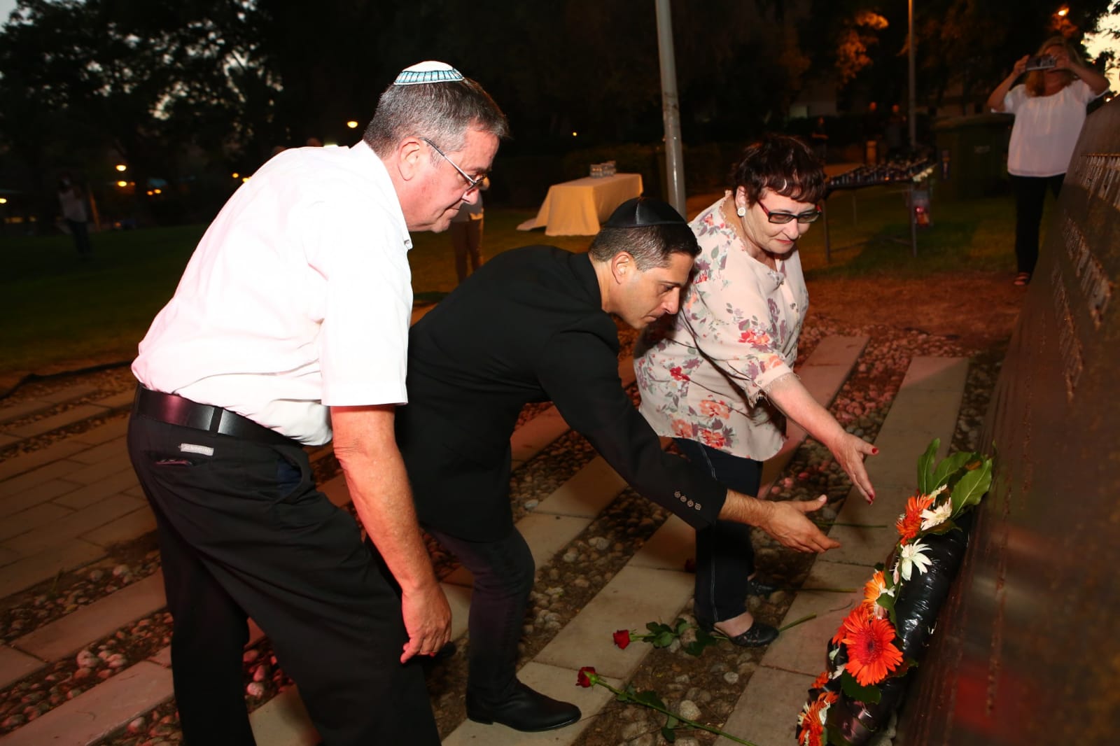 דנילוביץ' מניח זר בשם העירייה | צילום: באדיבות עיריית באר שבע