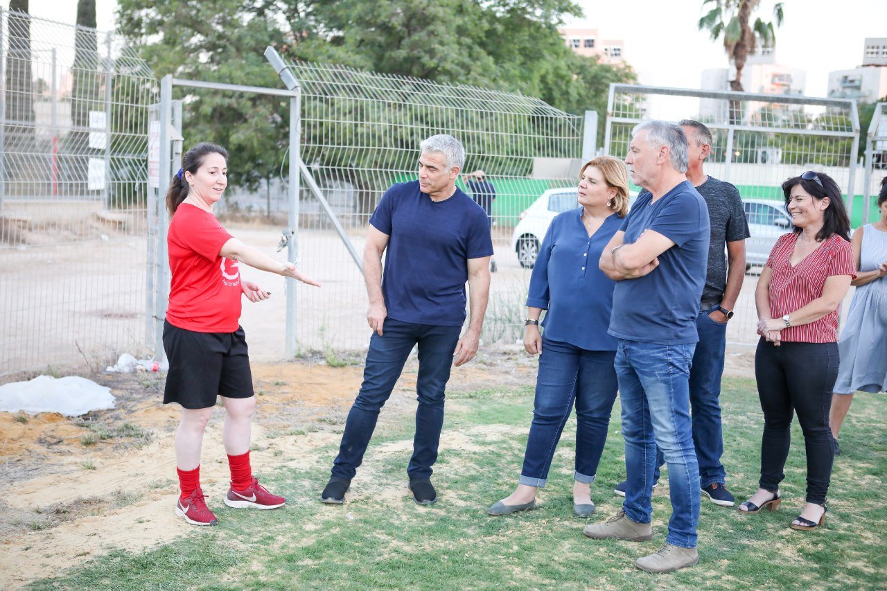 לפיד, כהן וברביבאי על הדשא במקיף ו' (צילום: זאב דיקמן)