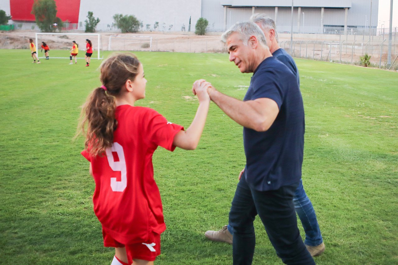 לפיד עם שחקנית צעירה (צילום: זאב דיקמן)
