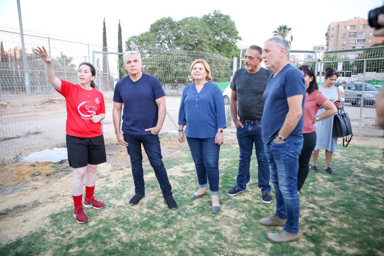 ברחולץ (באדום) סוקרת את המצב (צילום: זאב דיקמן)