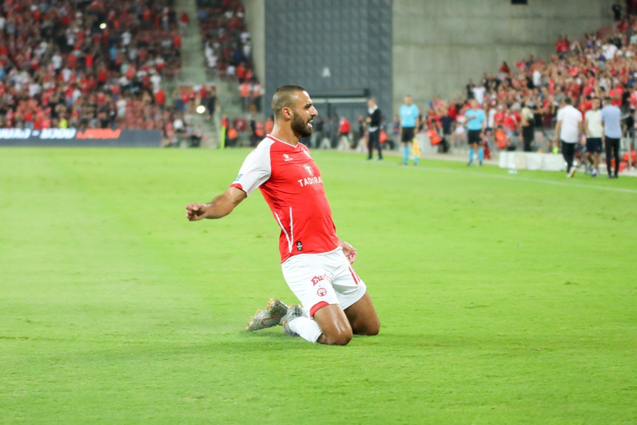 ספורי חוגג את שער היתרון .[ צילום: זאב דיקמן