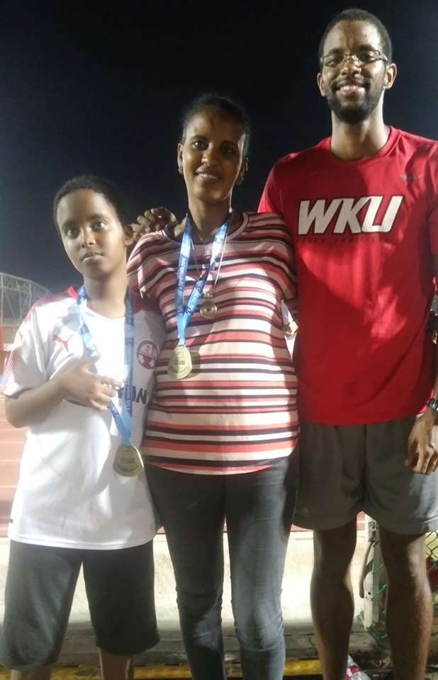 מאור סגד מציג את השלל יחד עם אימו ואחיו הקטן (צילום: פרטי)