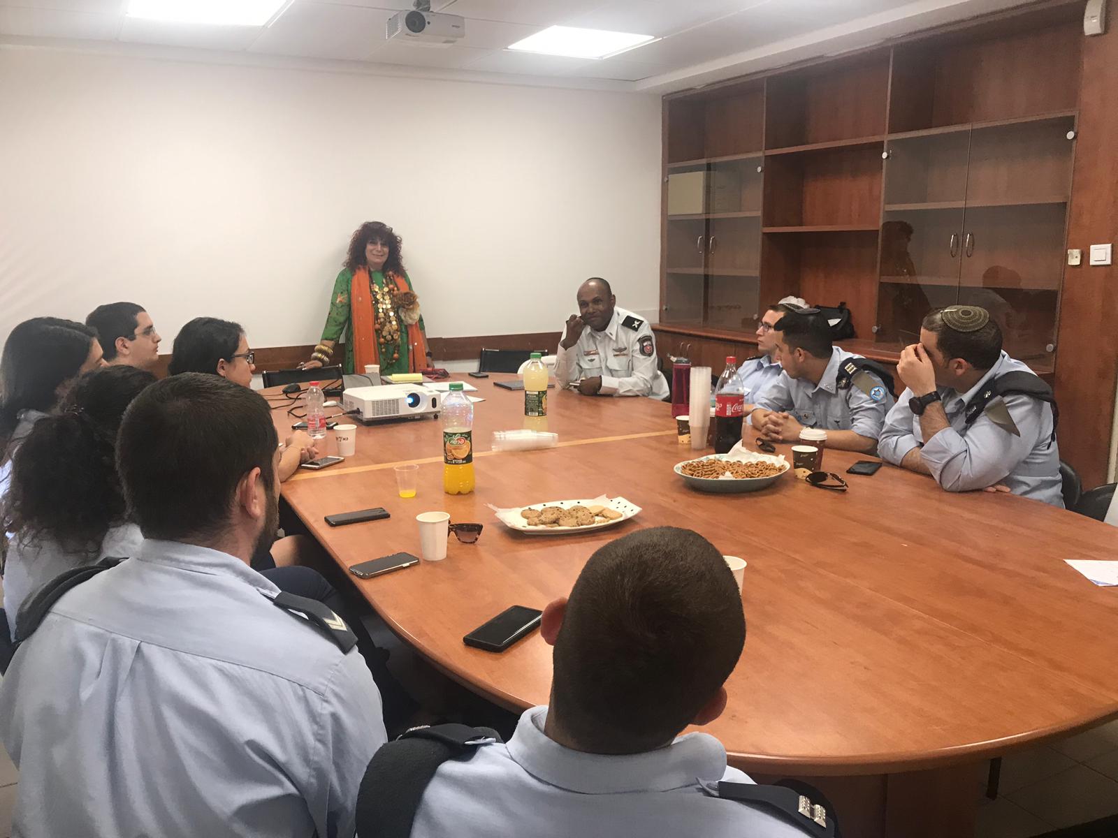 ד&quot;ר פרנקל עם עתודאי חיל האויר בעיריית באר שבע | צילום: באדיבות עיריית באר שבע