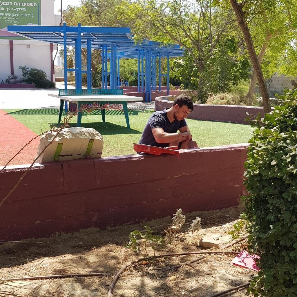 במקום חול משקיעים בעיר - ילדי עובדי אדמה צילום באדיבות אדמה מכתשים