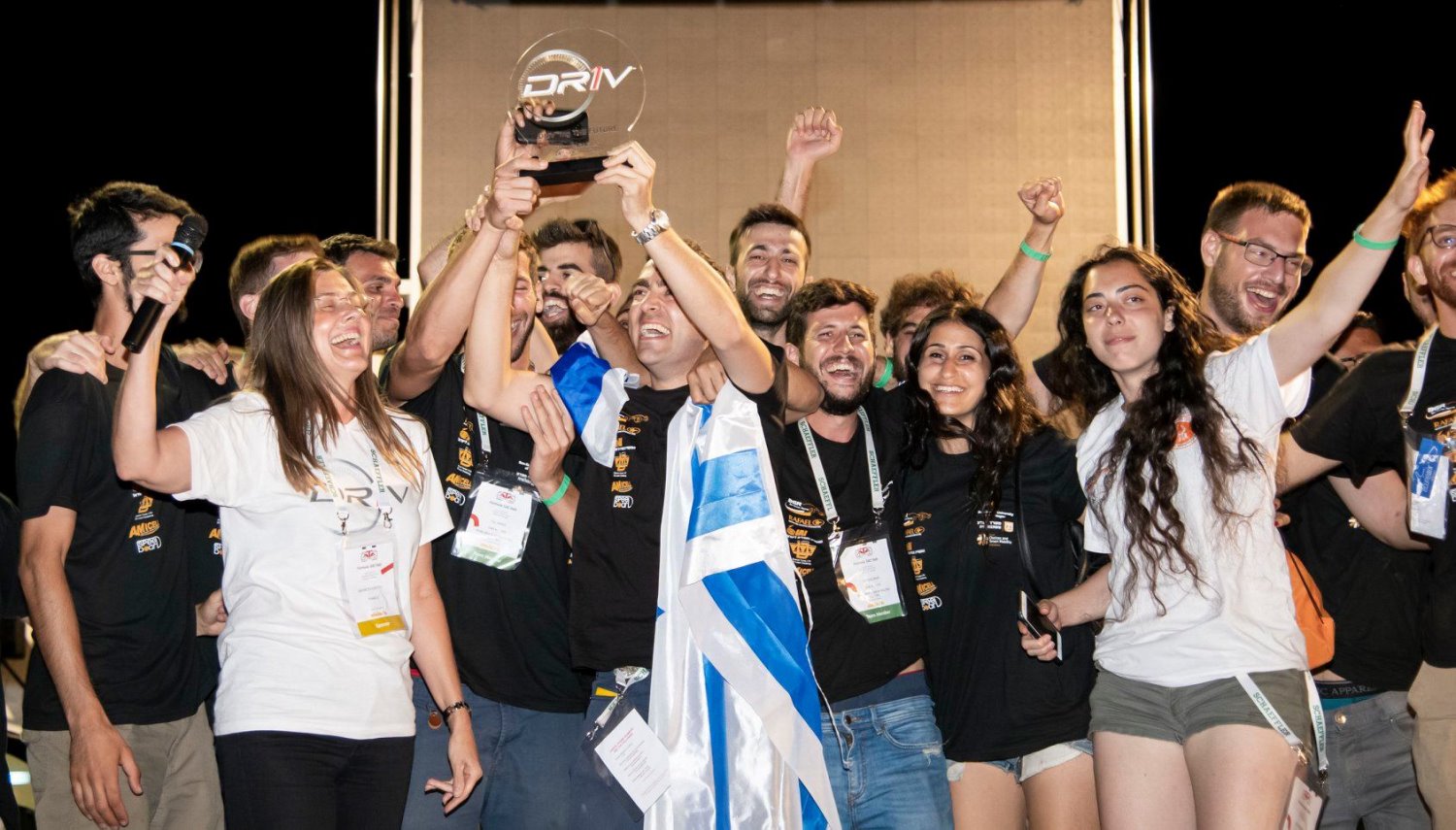 חברי הקבוצה לאחר הזכייה | צילום: יח"צ