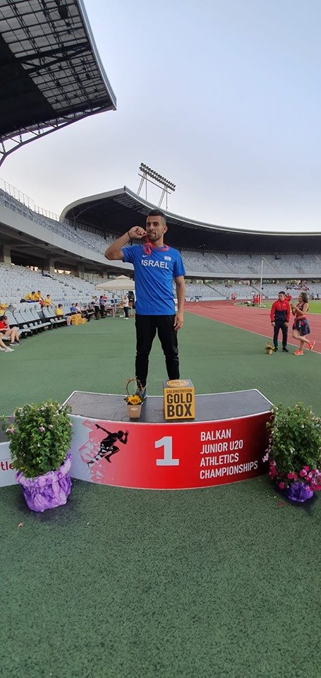 טעים? אבו אנזה נוגס במדליה (באדיבות אתלטי הנגב)