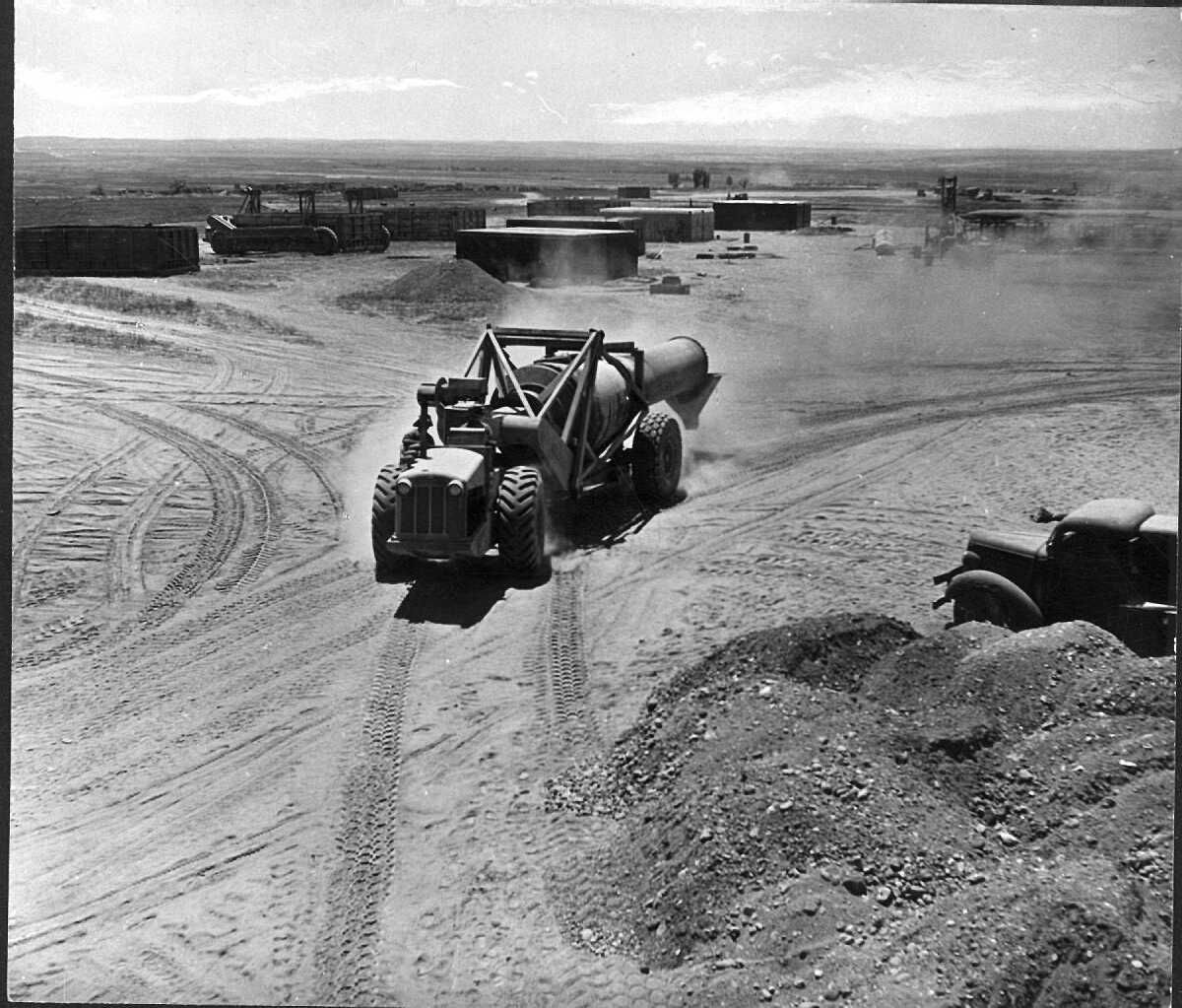 העיר באר שבע בבניה, תותח טורנלייר, יולי 1950, צלם זולטן קלוגר, באדיבות הארכיון הציוני המרכזי