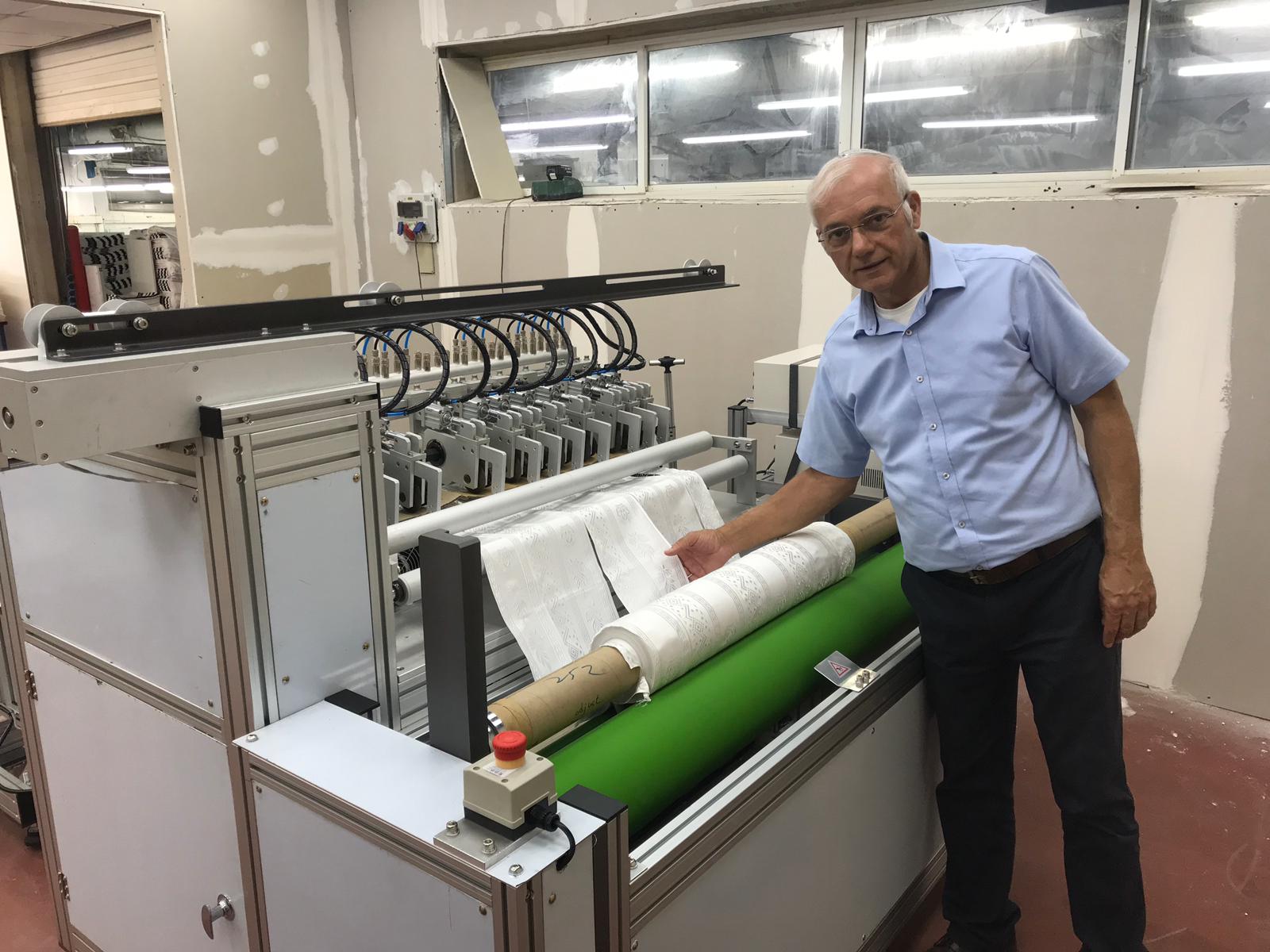  שלמה אברהמי עם המכונה החדשה | צילום: משכן התכלת 