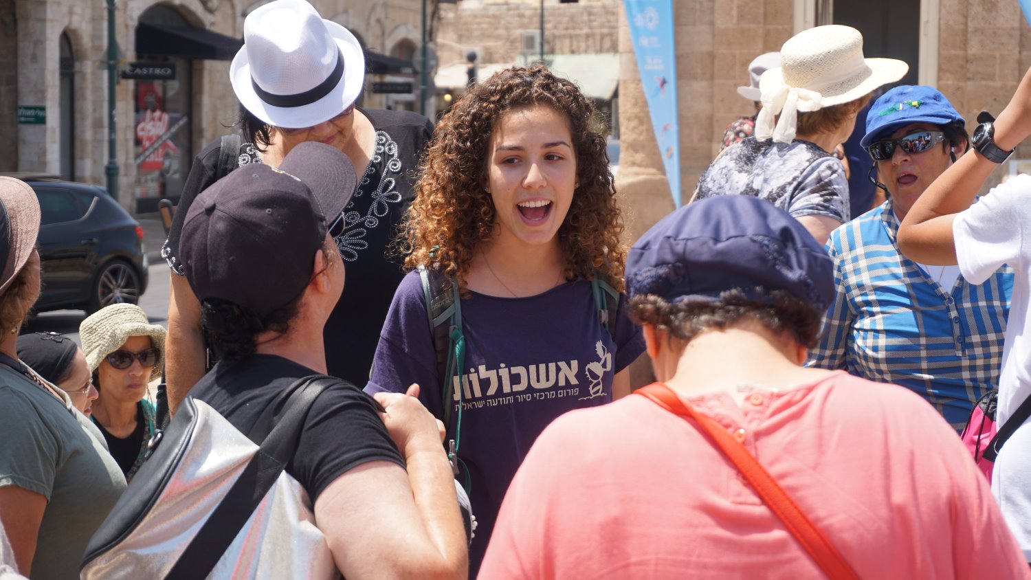 מטיילים עם מדריכי אשכולות | צילום: אלון שניידר