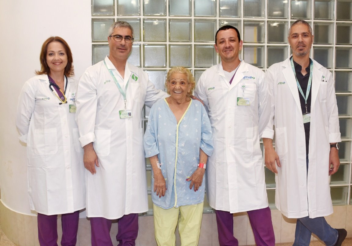 הצוות הרפואי של סורוקה לצידה של מרים סרור | צילום: רחל דוד סורוקה