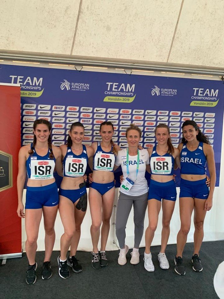 קדמון (משמאל) עם האצניות לאחר שבירת שיא ישראל. התמונה באדיבות איגוד האתלטיקה