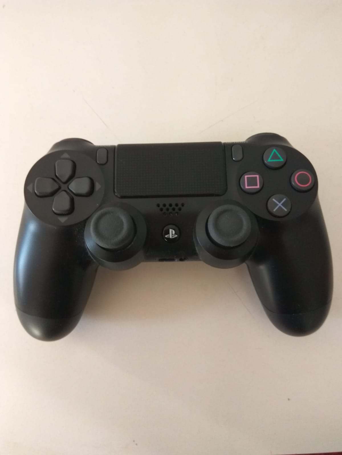 שלט פלייסטיישן בטוח אדם ימני המציא אותו צילום: יהלי אוזן