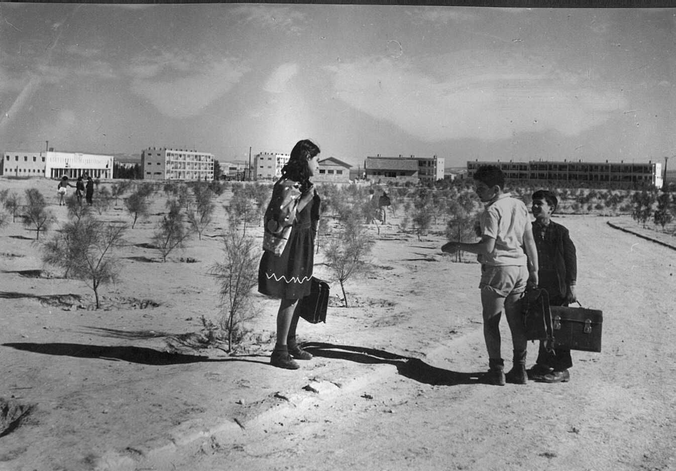 ילדים בדרך הביתה מספריית הילדים בבאר שבע, 1956 צלם זולטן קלוגר, באדיבות הארכיון הציוני המרכז