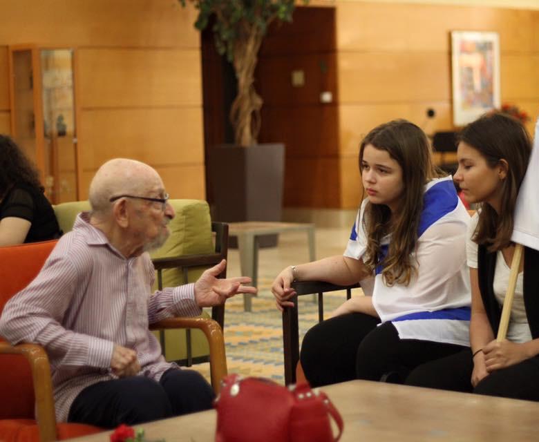 מתנדבים עם ניצולי שואה לאורך כל השנה צילום פרטי 