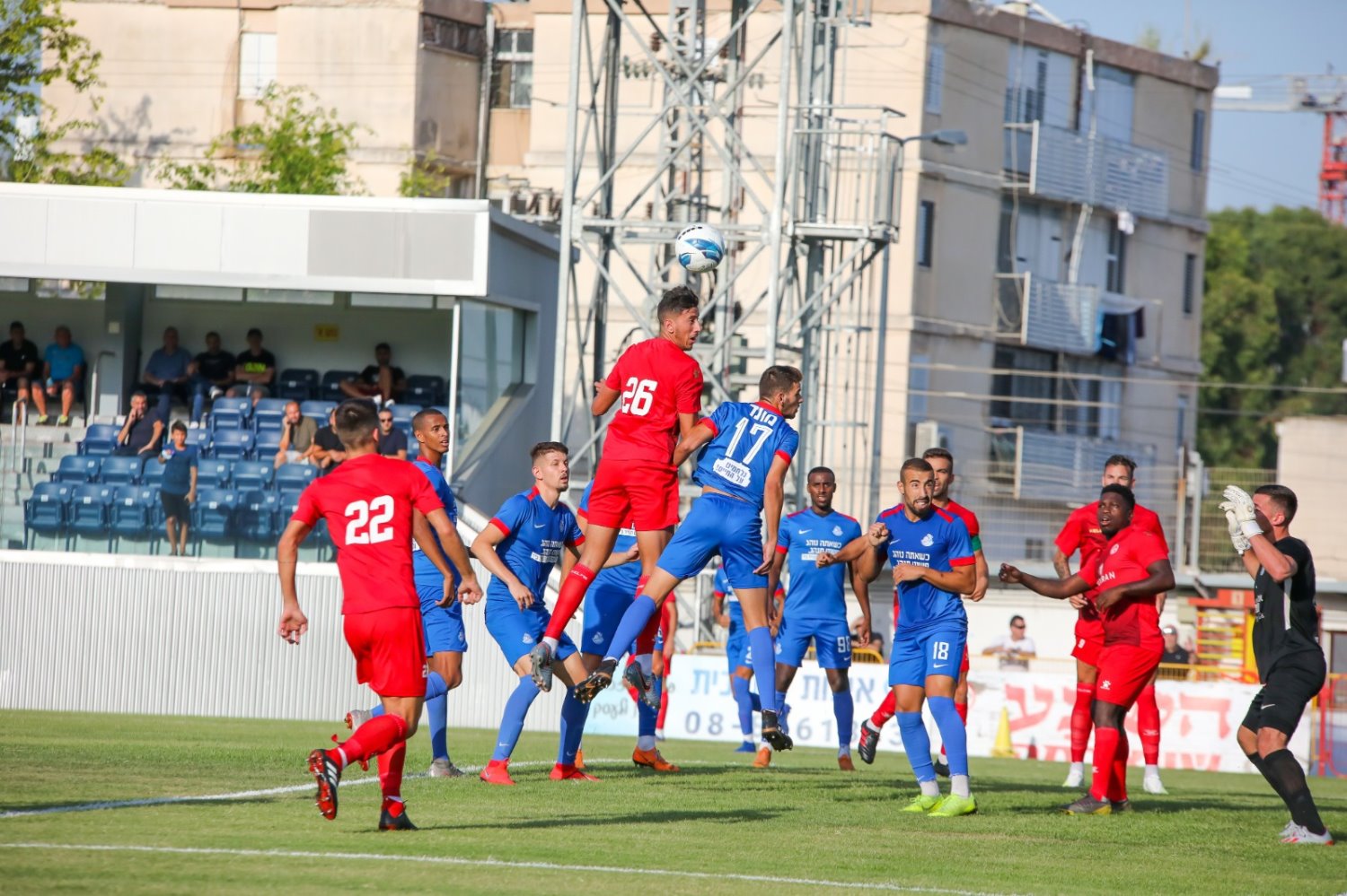 ביטון גבוה מעל כולם במשחק האימון מול אשדוד. צילום: זאב דיקמן