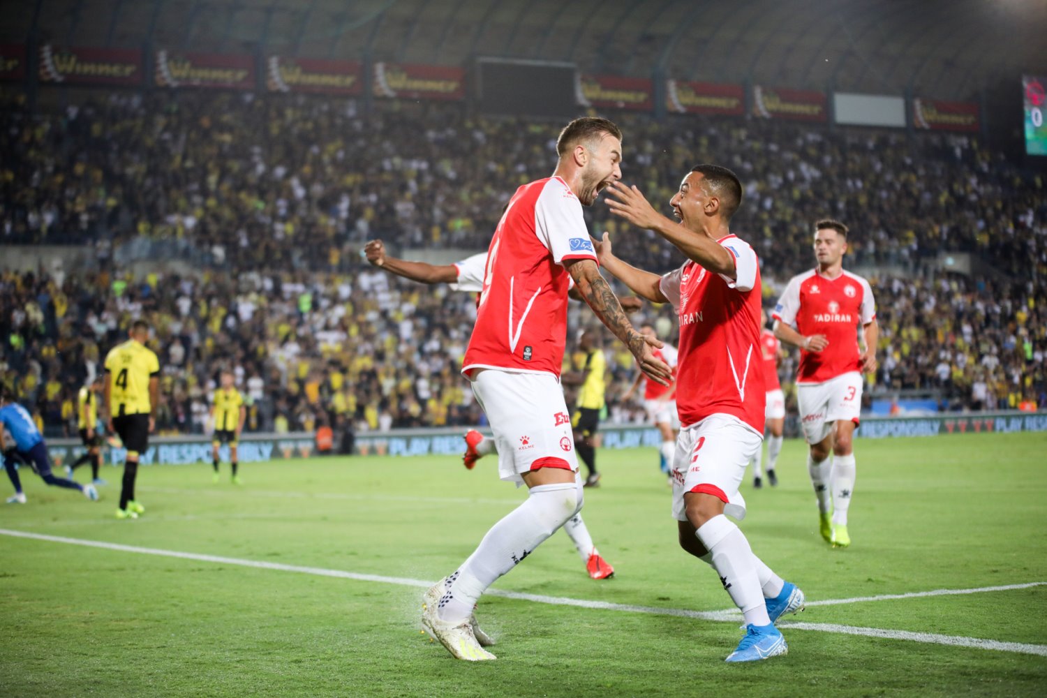 מרין וקאריו חוגגים את שער היתרון | צילום: זאב דיקמן