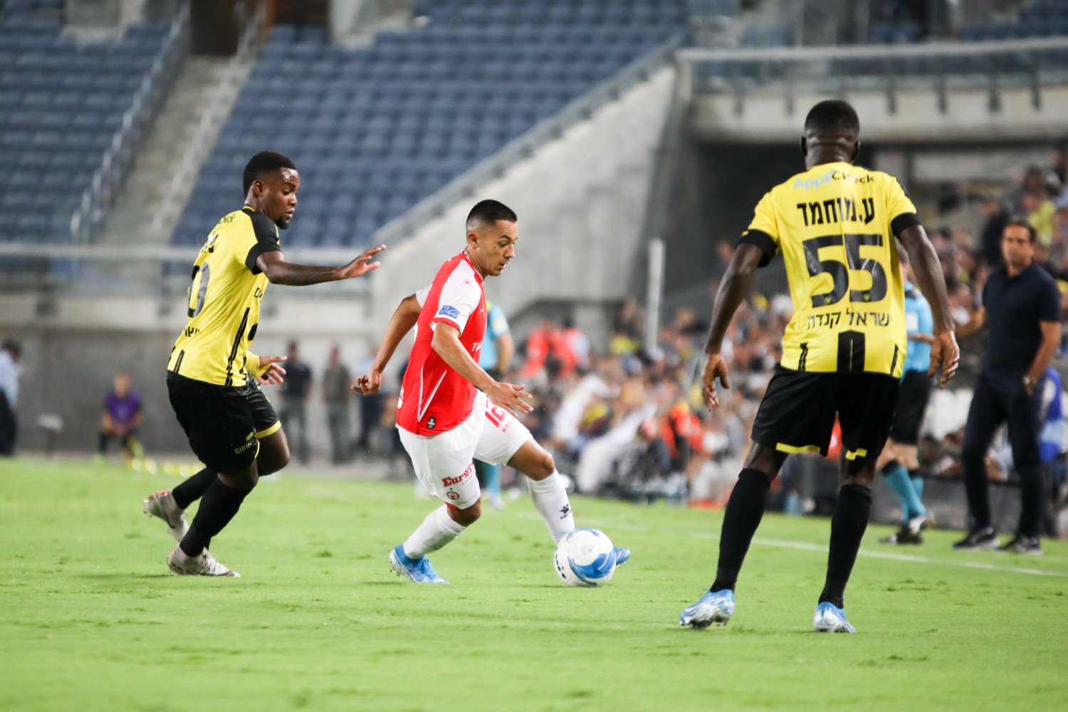 מרין מתקשה מול שחקני בית"ר | צילום: זאב דיקמן