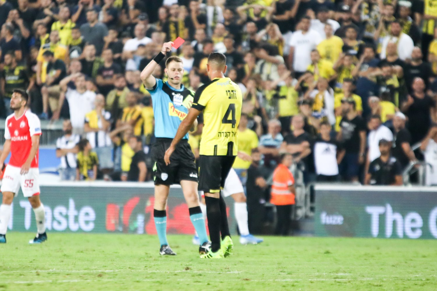זהבי מורחק בכרטיס אדום | צילום: זאב דיקמן