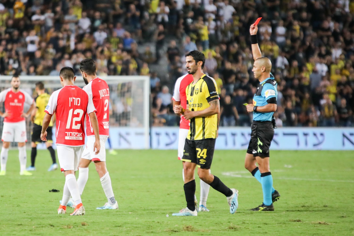 בן ביטון סופג אדום לקראת הסיום | צילום: זאב דיקמן