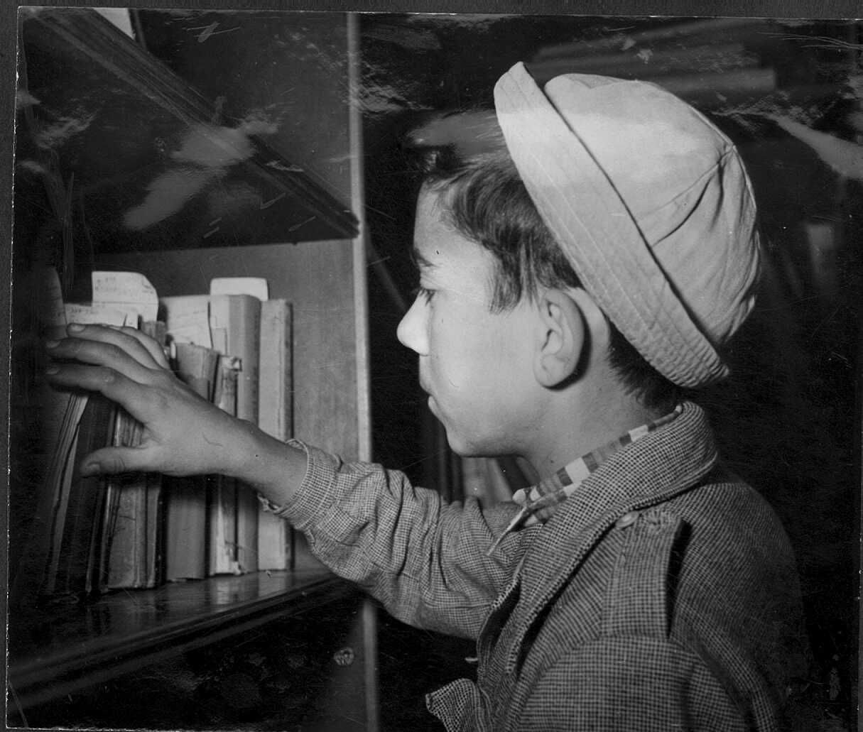 ספריית הילדים, יאיר דמרי בן 12 מתוניס | צלם: זולטן קלוגר. הארכיון הציוני המרכזי