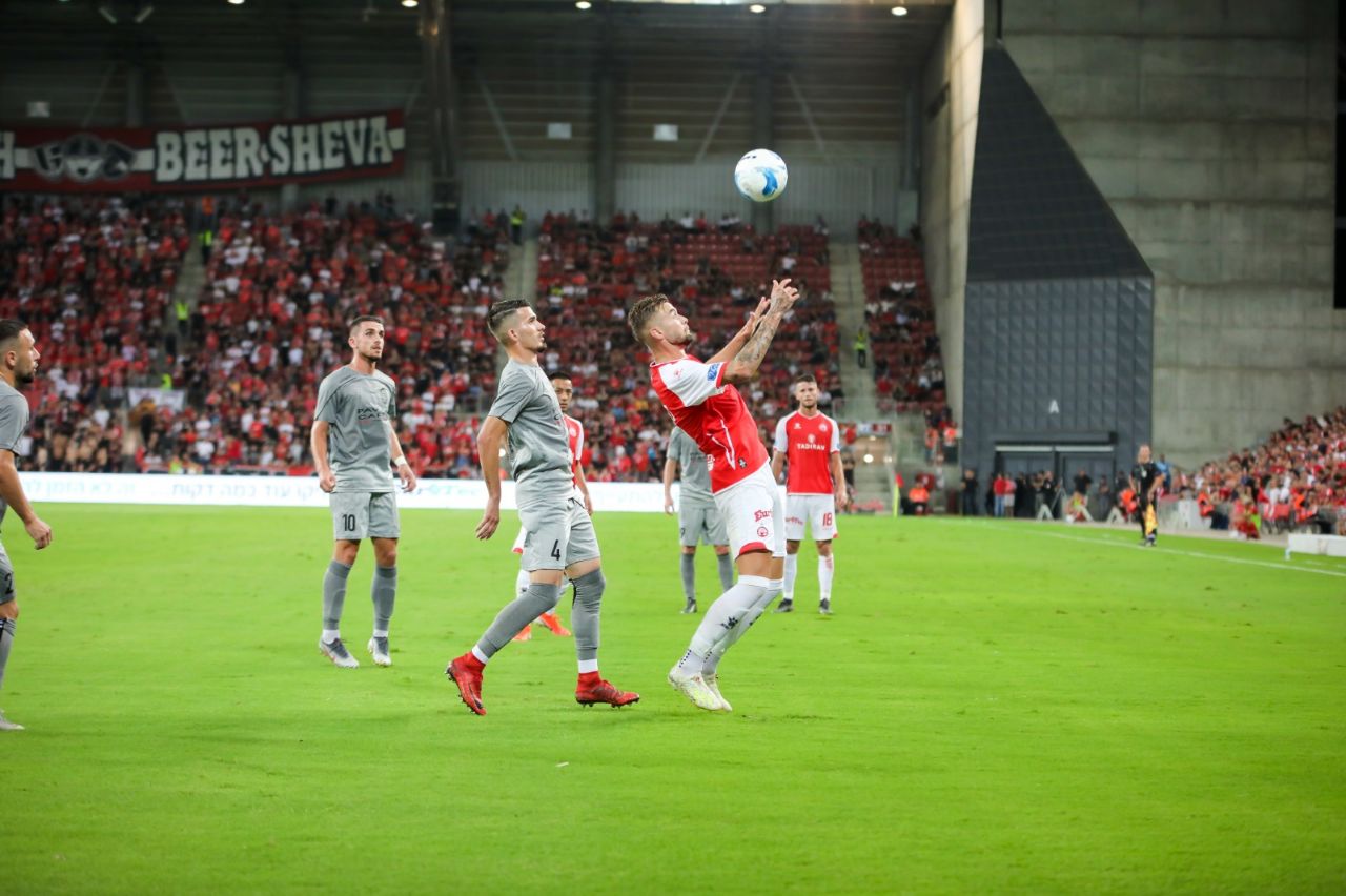 משחק פושר לחוסה אנחל קריו (צילום: זאב דיקמן)