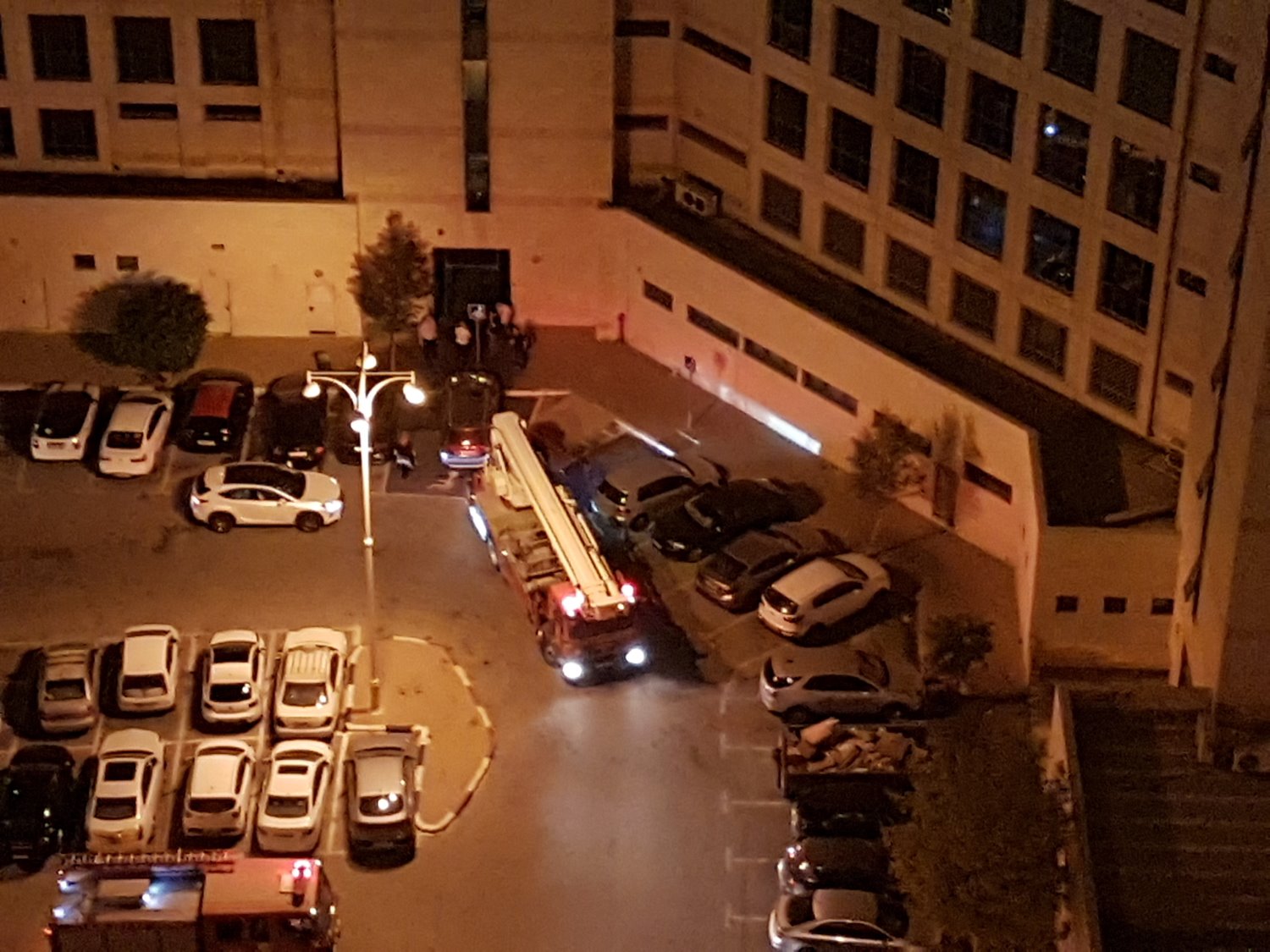 כוחות הכיבוי בכניסה לבניין המשרדים | צילום: מירן שפילברג