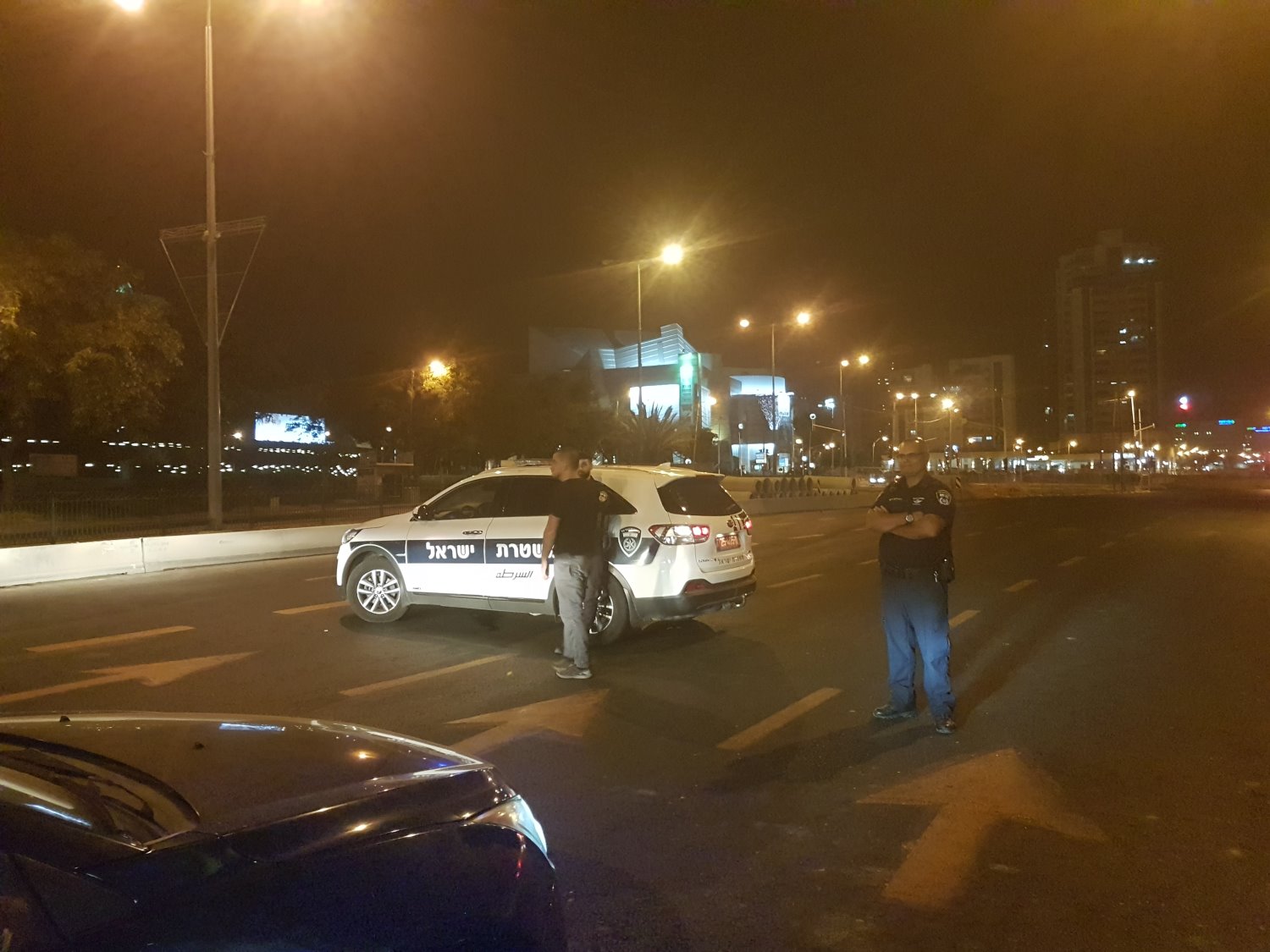 ניידת המשטרה שחסמה את התנועה | צילום: מירן שפילברג