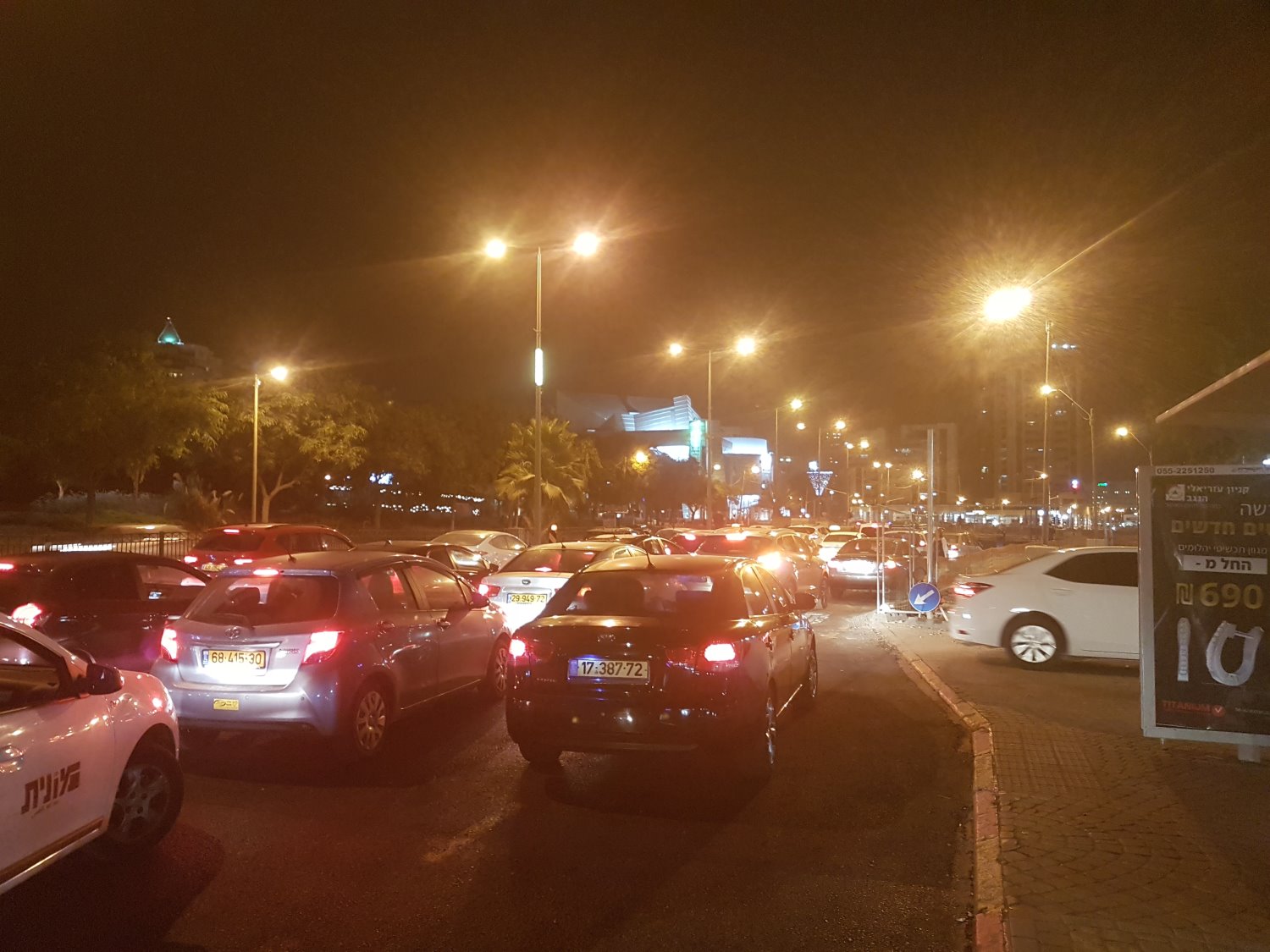 עשרות כלי רכב תקועים בפקק בשדרות רגר | צילום: מירן שפילברג