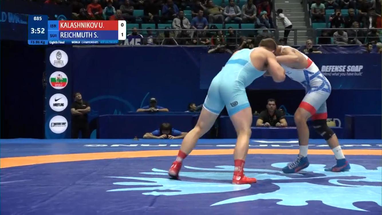 קלשניקוב (מימין) במהלך הקרב היחיד באליפות (צילום מתוך השידור הרשמי)