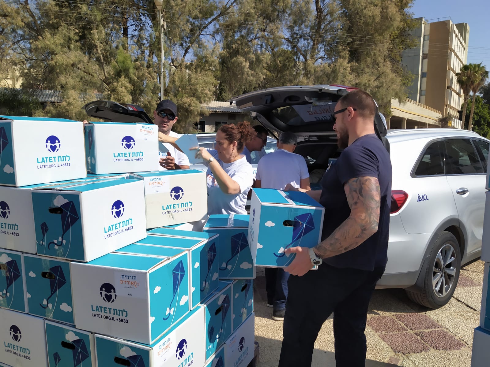 מעמיסים את חבילות המזון בדרך ליעדם צילום: כיל