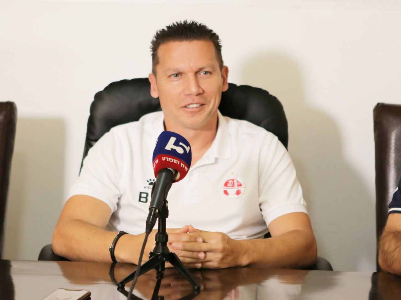 בכר במסיבת העיתונאים (צילום: זאב דיקמן)