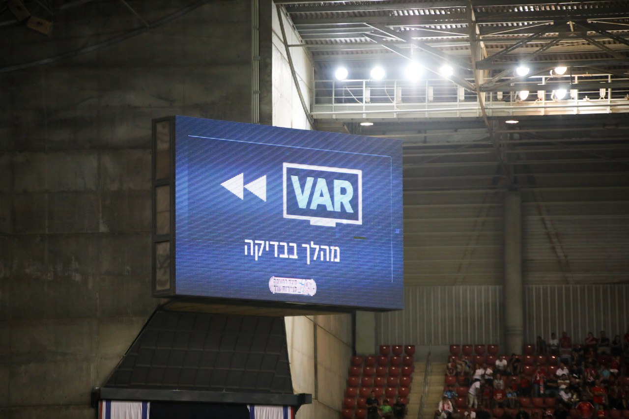 הרבה עבודה הערב למערכת ה-VAR (צילום: זאב דיקמן)