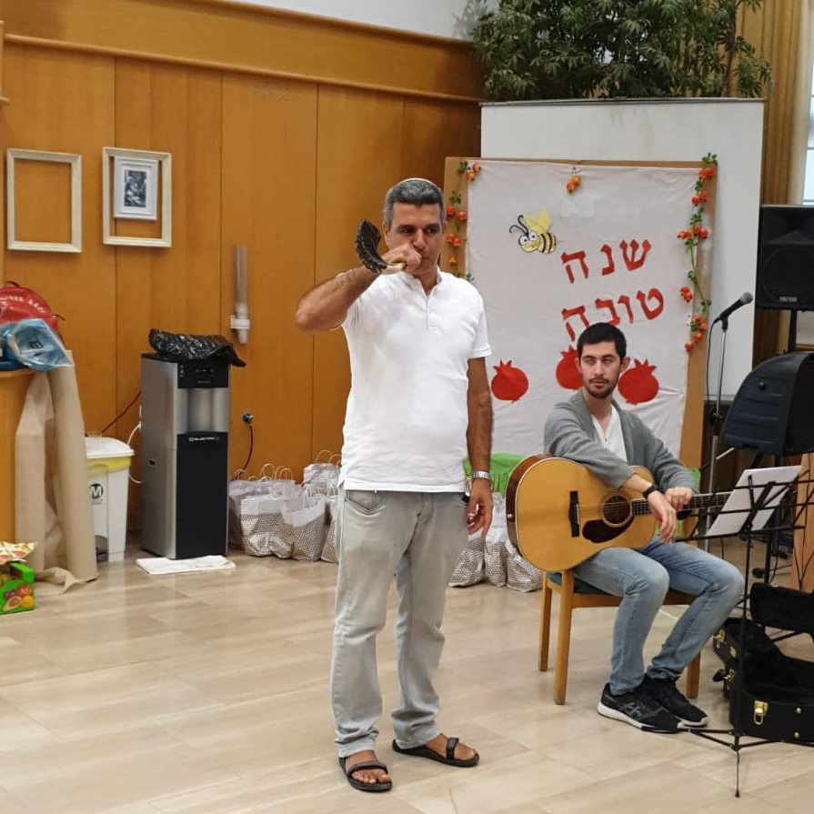 עושים שמח לדיירי "גני יעלים". צילום פזית אוחיון