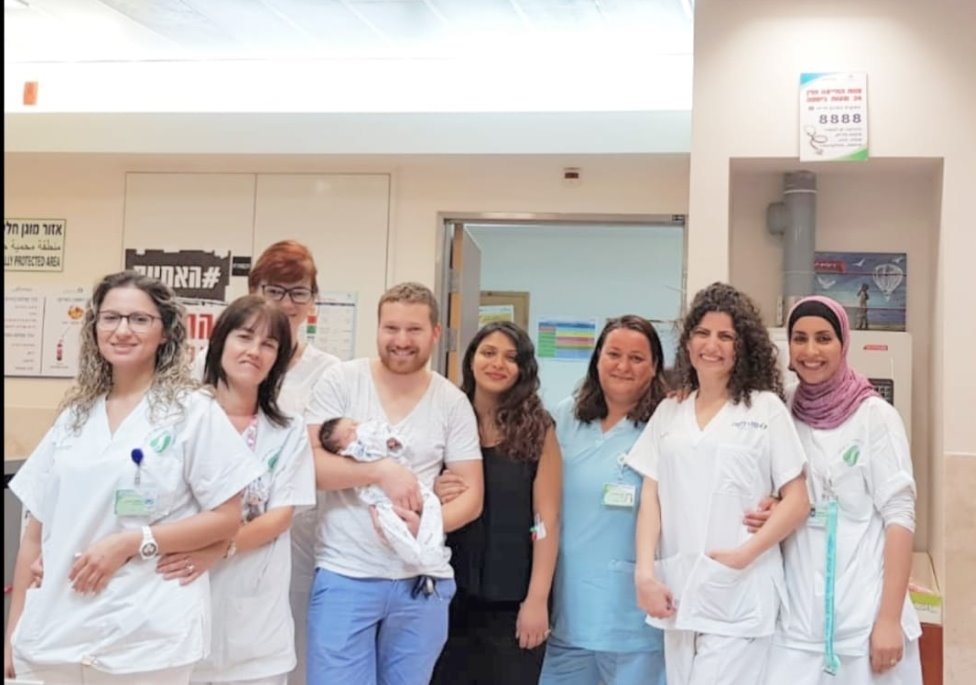 סיוון וישי זוננברג עם בתם התינוקת והצוות במחלקה | צילום: דוברות סורוקה